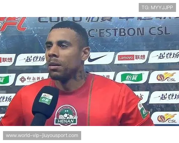 河南队古斯塔沃弧顶扣球晃开空间，低射被门将没收