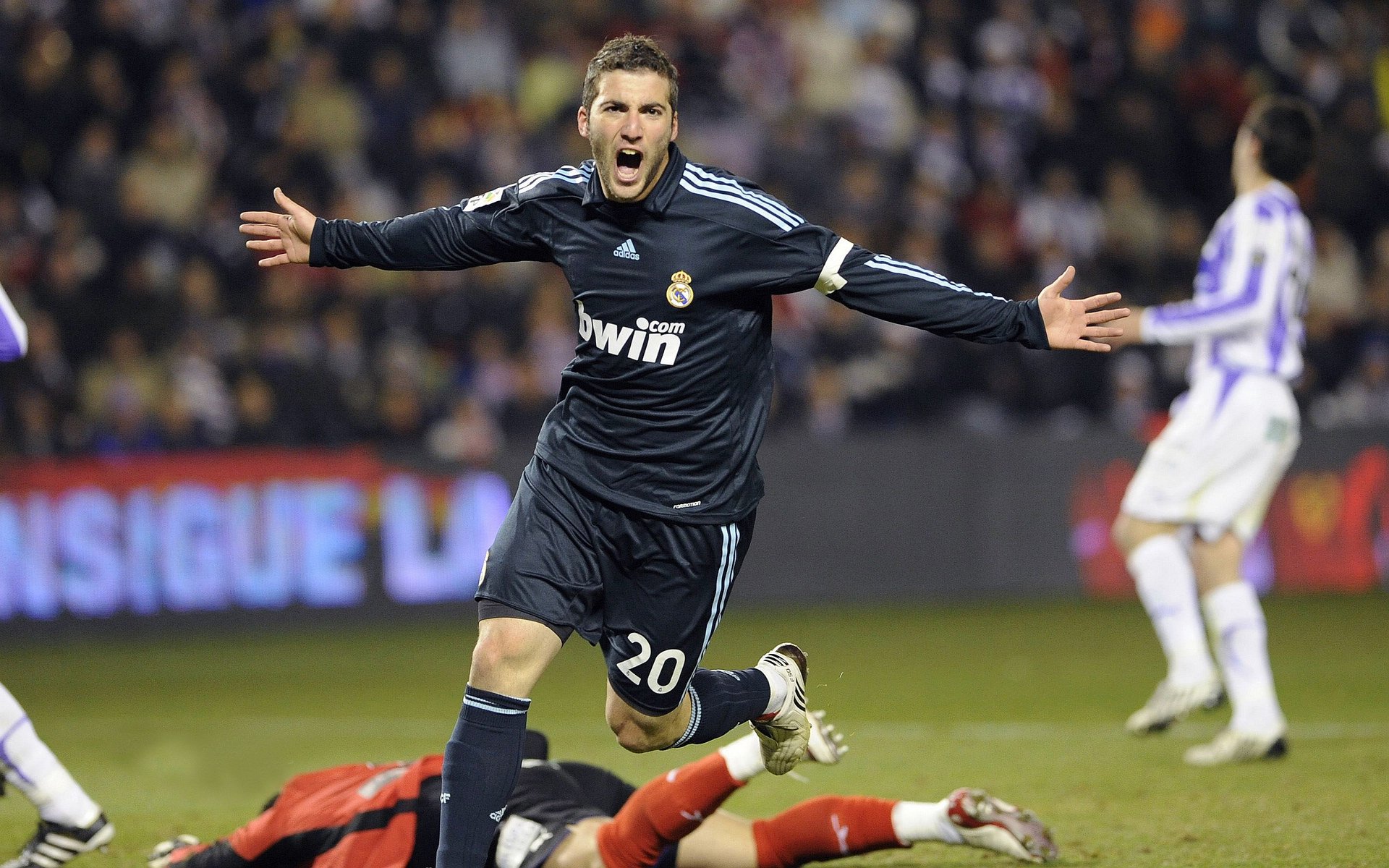 从街头球场到国家队的奋斗故事，街头球员